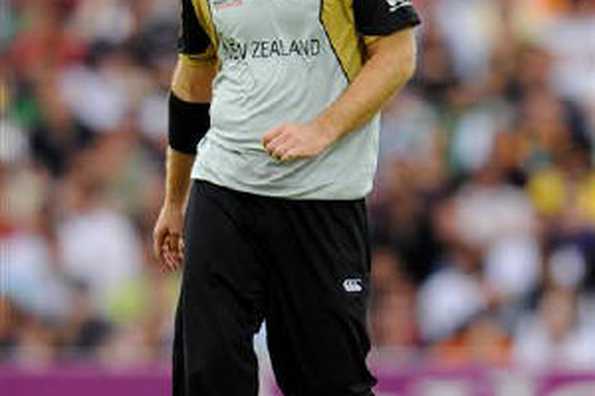 New Zealand's Daniel Vettori walks back to bowl during the ICC World Twenty20 cricket super eight match against Pakistan at the Oval cricket ground in London in this June 13 2009 file photo. REUTERS/Philip Brown/Files New Zealand's Daniel Vettori walks back to bowl during the ICC World Twenty20 cricket super eight match against Pakistan at the Oval cricket ground in London in this June 13 2009 file photo. REUTERS/Philip Brown/Files
