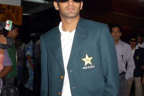 Pakistan captain Shoaib Malik arrives with the team at the airport in Dhaka on June 6, 2008. An overworked India and a Pakistan desperate for action take part in a limited-overs tri-series in Bangladesh from June 8 to prepare for sterner tests ahead. Pakistan captain Shoaib Malik arrives with the team at the airport in Dhaka on June 6, 2008. An overworked India and a Pakistan desperate for action take part in a limited-overs tri-series in Bangladesh from June 8 to prepare for sterner tests ahead.