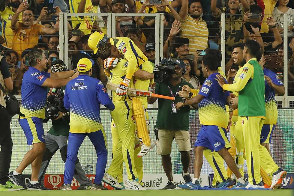 Ravindra Jadeja hit a six and a four with 10 required off 2, to hand CSK their 5th title Ravindra Jadeja hit a six and a four with 10 required off 2, to hand CSK their 5th title